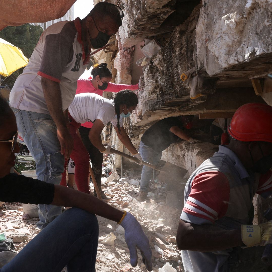 Siguen las labores de búsqueda en los edificios colapsados tras terremotos en Venezuela.